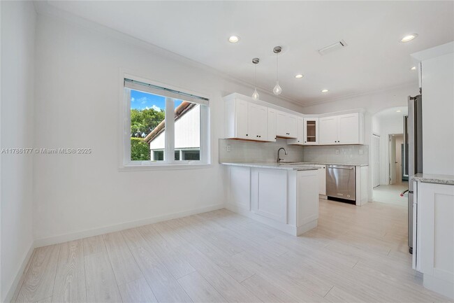 Building Photo - 1524 Zoreta Ave
