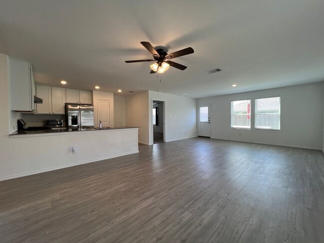 Building Photo - NEWER 4BDRM HOME IN LONDON ISD!