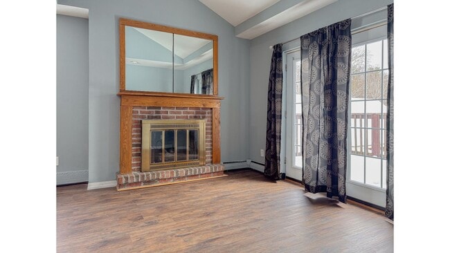 Building Photo - 3bed/3bath Renovated Townhome with Garage (Heat Included)