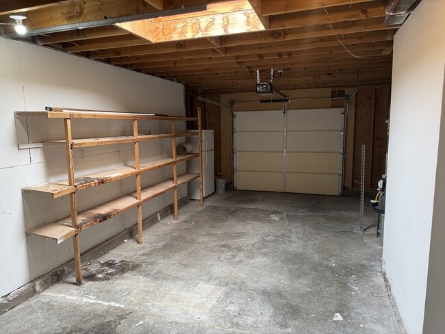 Building Photo - 4221 Penelope Pl NE