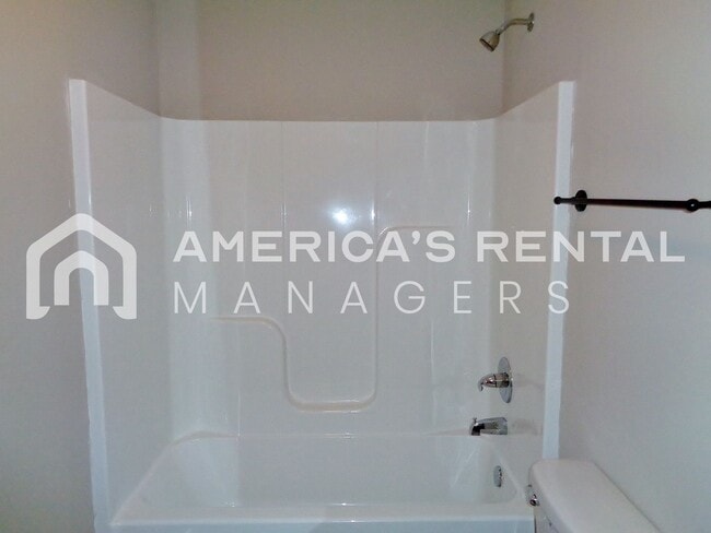 Building Photo - Home in Tuscaloosa..... Available to View Now!!!