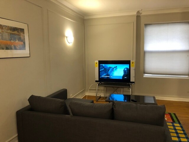 Building Photo - 1205 W Sherwin Ave