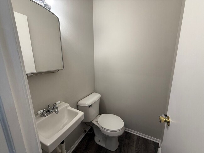 Building Photo - 3 Bed 1.5 Bath Townhome  in Wyoming