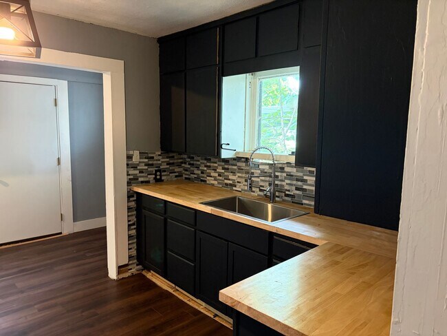 Building Photo - $900 move in special!