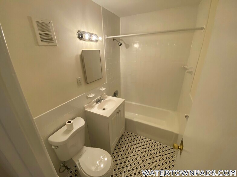 Building Photo - 16 Whites Ave