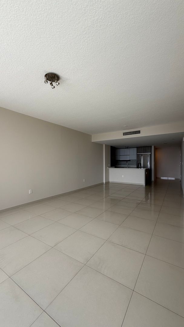 Building Photo - Spacious 3BR/3BA with bay views in the heart of Edgewater!