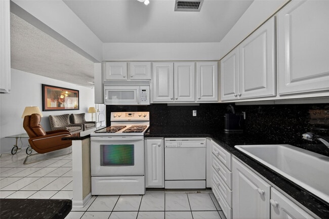 Building Photo - 6253 Bay Club Dr