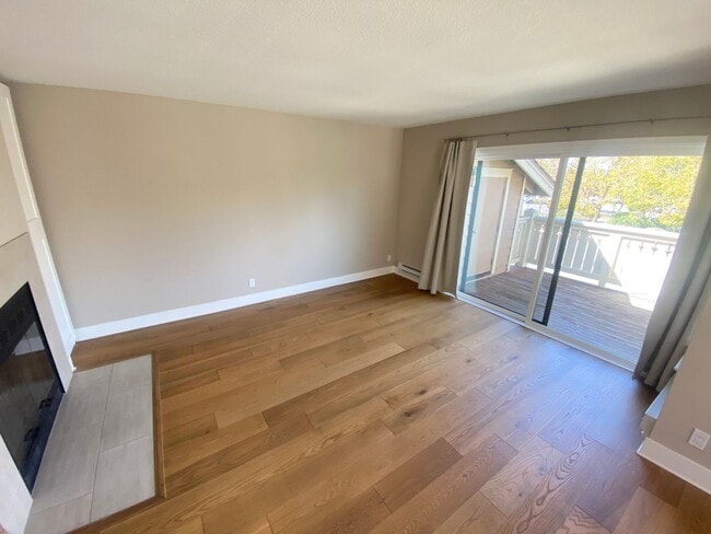 Building Photo - Advent - Low Deposit Bright Top Floor Condo!