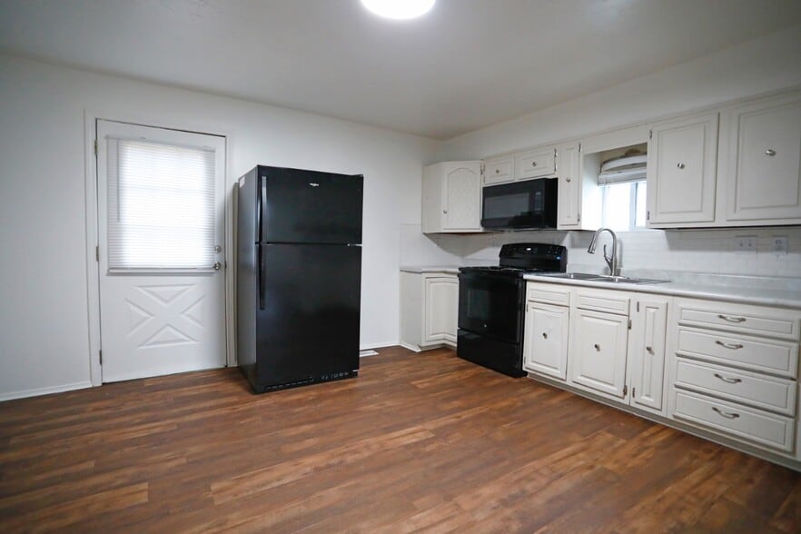 Building Photo - 3000 Rheinhardt Ave