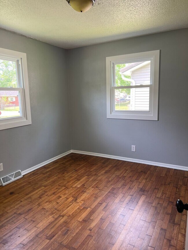 Building Photo - Simple Home in East Springfield