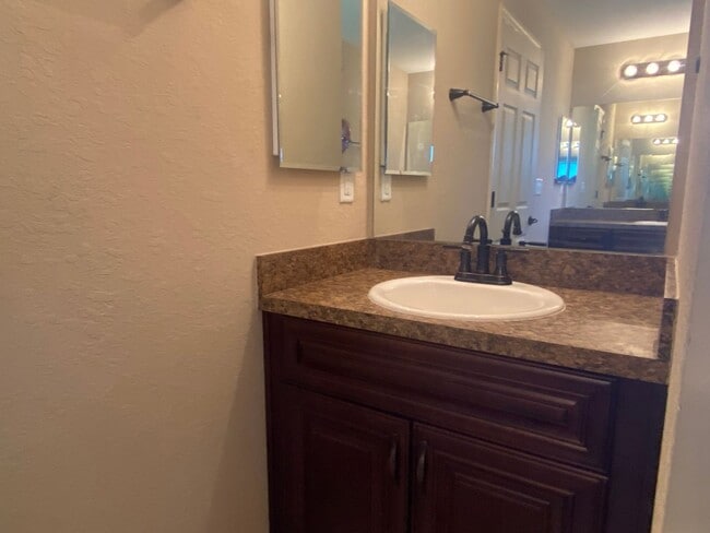 Building Photo - Maintenance-Free 4 Bedroom Rental!