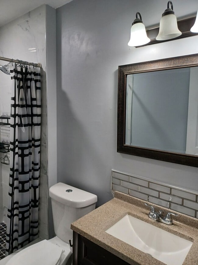 Building Photo - Spacious 3 BR townhouse in VA Beach with a garage