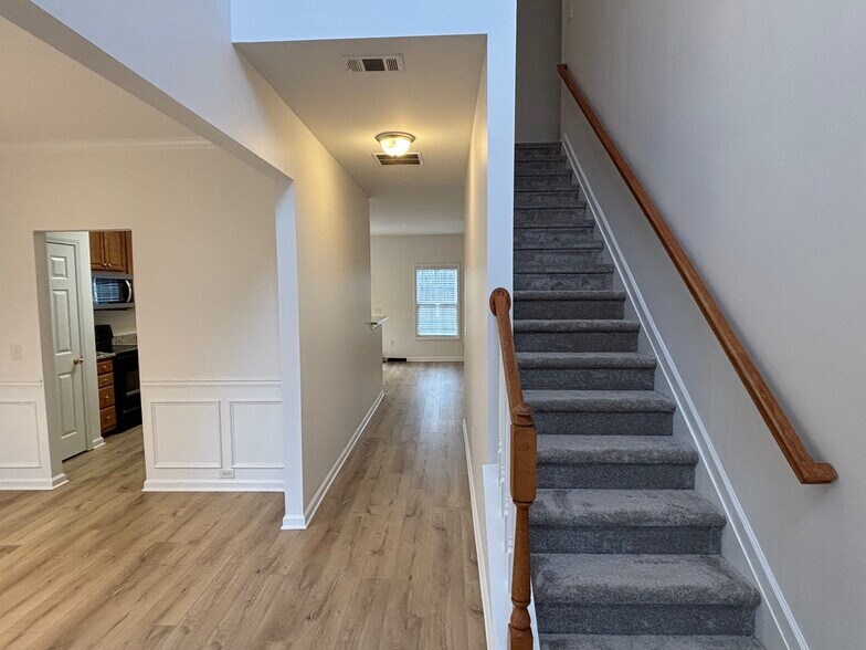 Building Photo - 27 Farm Brook Way