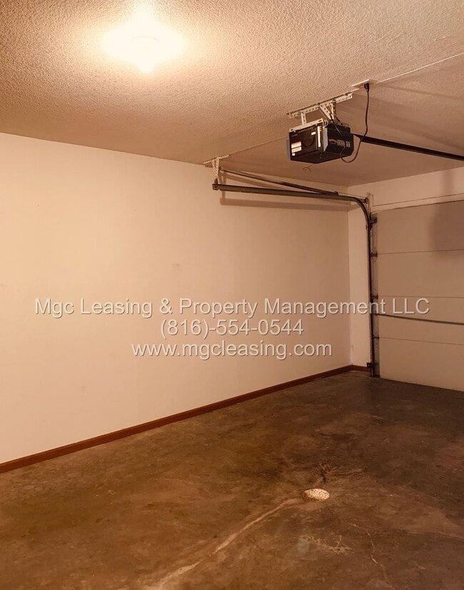 Building Photo - 200-202 NW Parker Dr