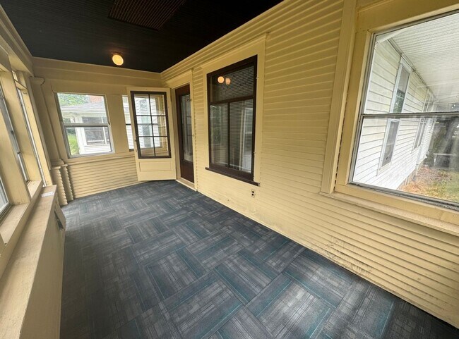 Building Photo - Large Augustana Rental Home