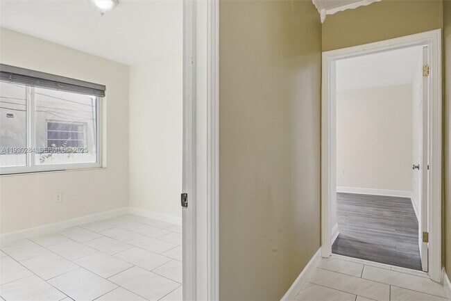 Building Photo - 2120 SW 16th St