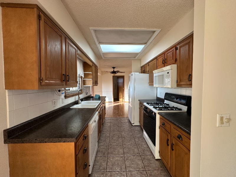 Building Photo - 1704 Brentwood Dr