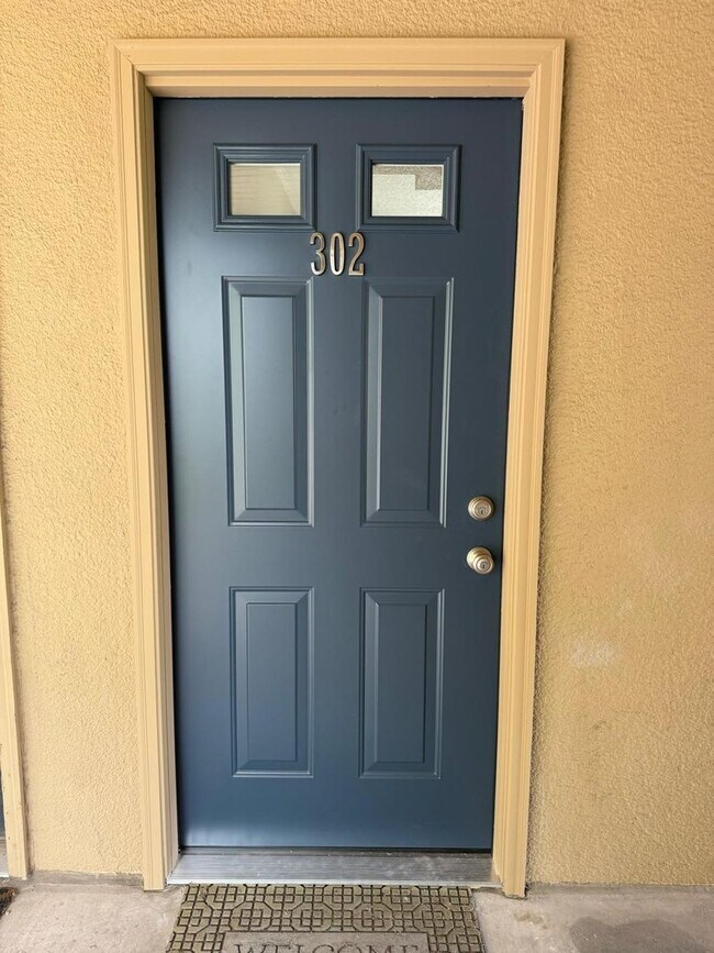 Building Photo - 1/1 Condo Walking Distance to UT