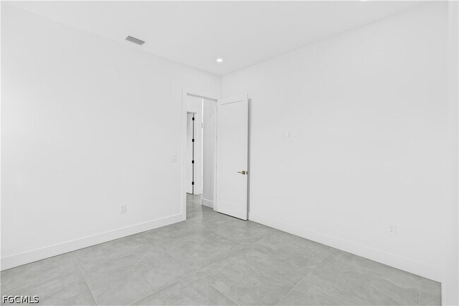 Building Photo - 512 NW 35th Pl