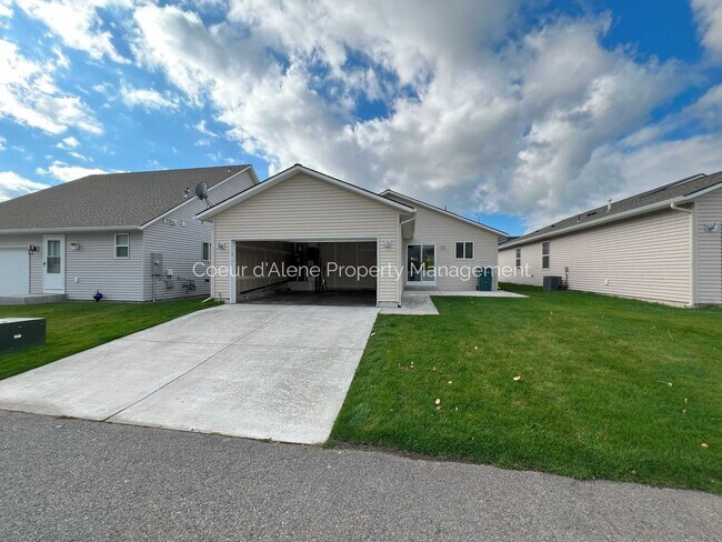 Building Photo - 3 bed house in Crown Pointe subdivision!