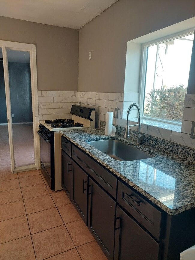 Building Photo - 3 bedroom 2 bathroom beautiful rental ! Av...