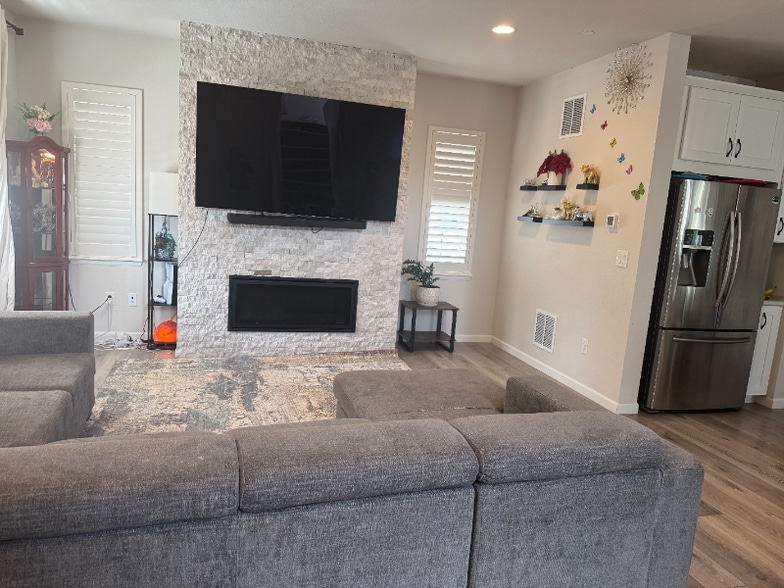 Building Photo - 10071 Flower St