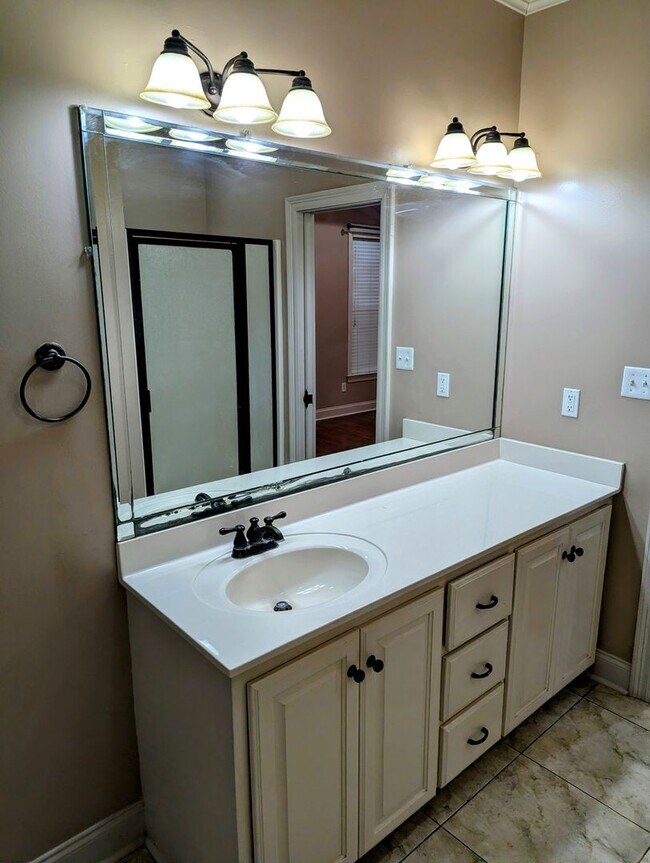 Building Photo - Home for You in Fairground Place!