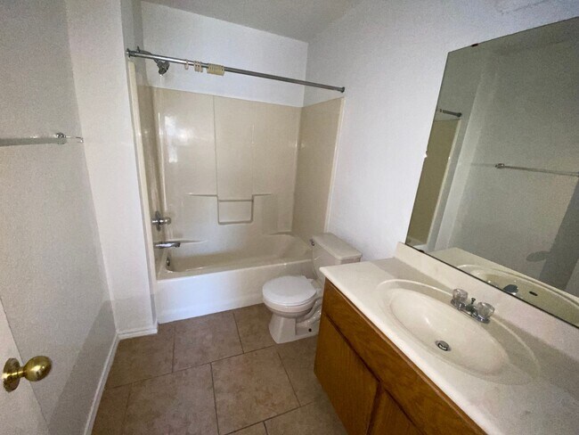 Building Photo - 2805 Lucille Dr