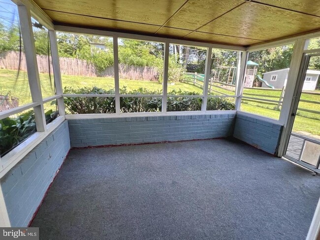 Building Photo - 2208 Jamaica Dr
