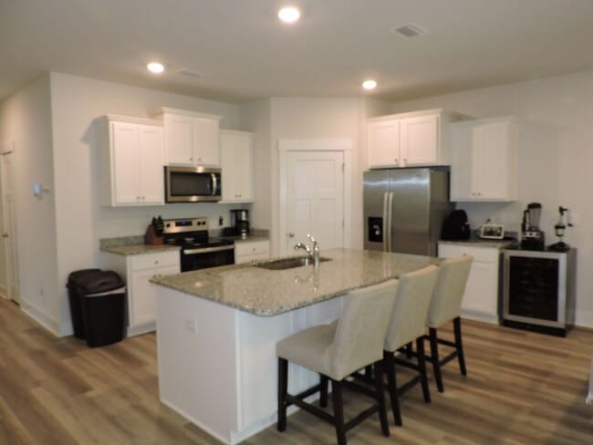 Building Photo - Easy access to shopping, interstate & Navy...