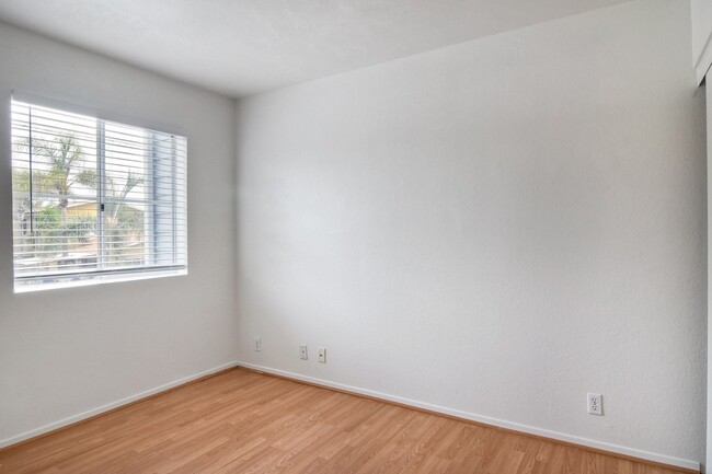 Building Photo - Cute 2 Bedroom Condo Steps Away from Endle...