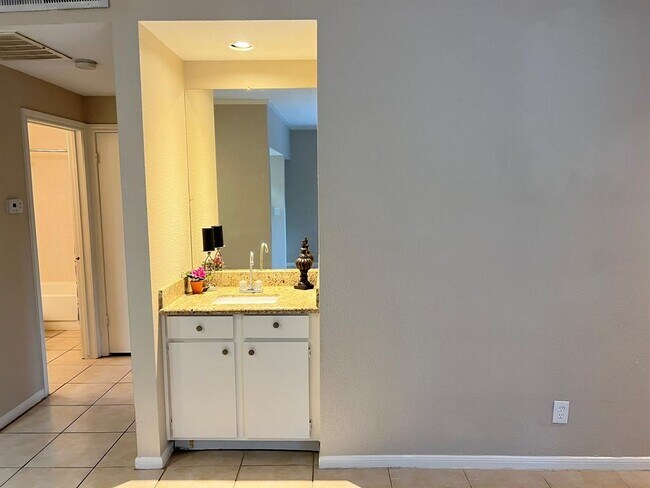 Building Photo - 728 Bering Dr