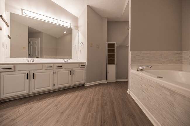 Building Photo - 5516 Oakside Dr
