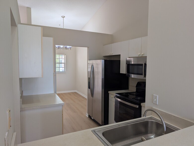 Building Photo - 4240 Central Sarasota Pky