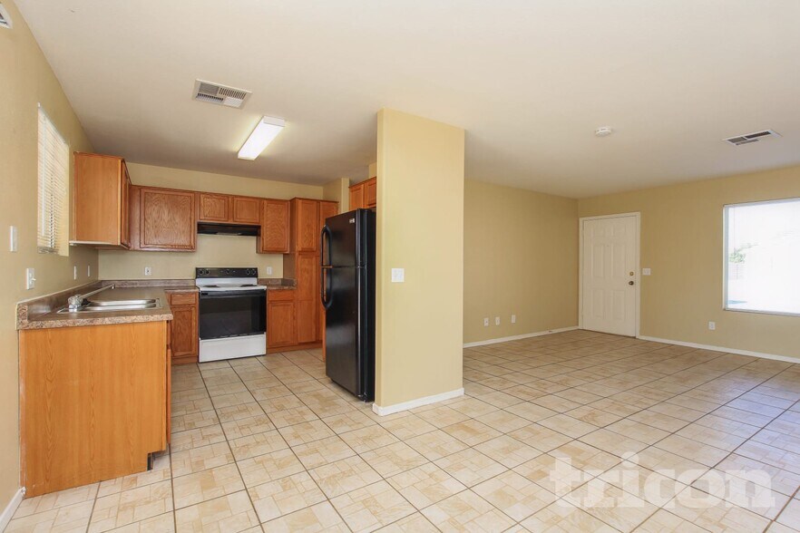 Building Photo - 4127 W Solar Dr