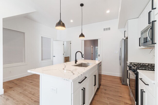 Primary Photo - 506 Foreland St