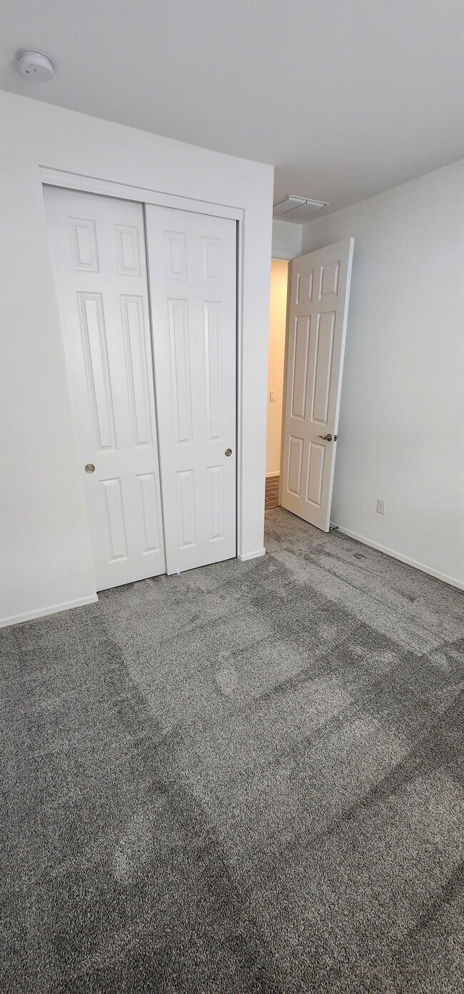 Building Photo - 7822 S Wolf Creek Dr