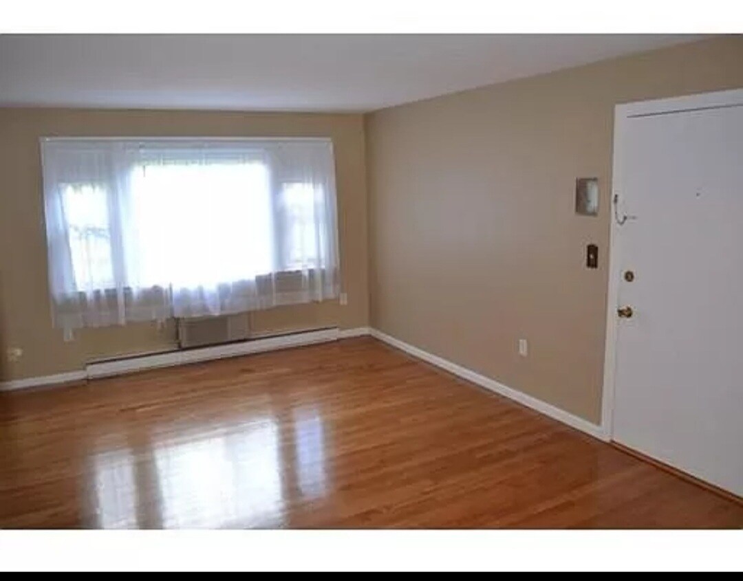Building Photo - 462 Nahatan St