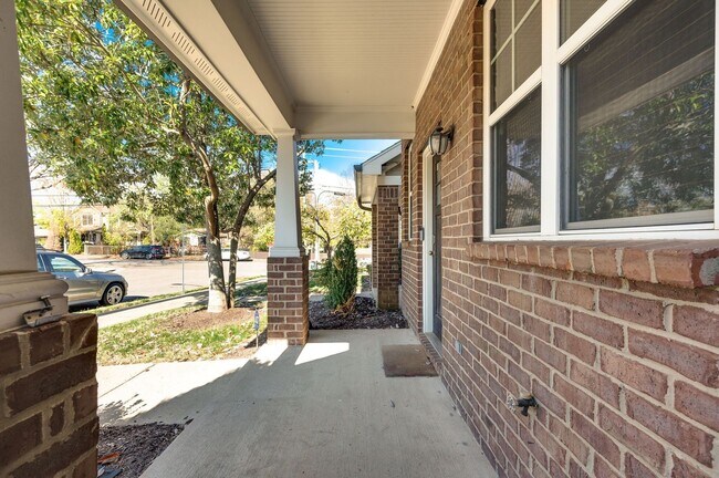 Building Photo - Awesome 2BE/2.5BA in the Pristine Park at ...