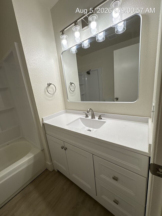 Building Photo - 1055