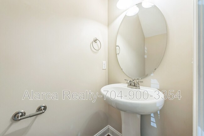 Building Photo - 1020 Ridgehaven Rd