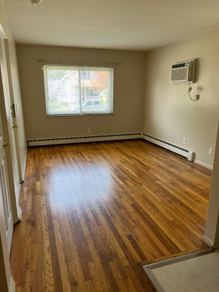 Building Photo - 810 Forest Ave