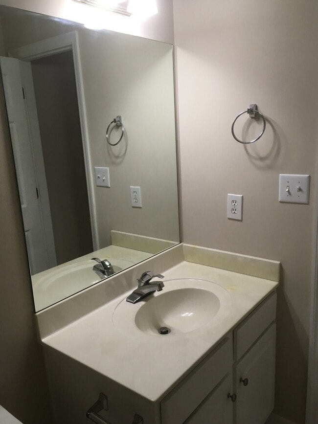 Building Photo - 220 Logmont Trace
