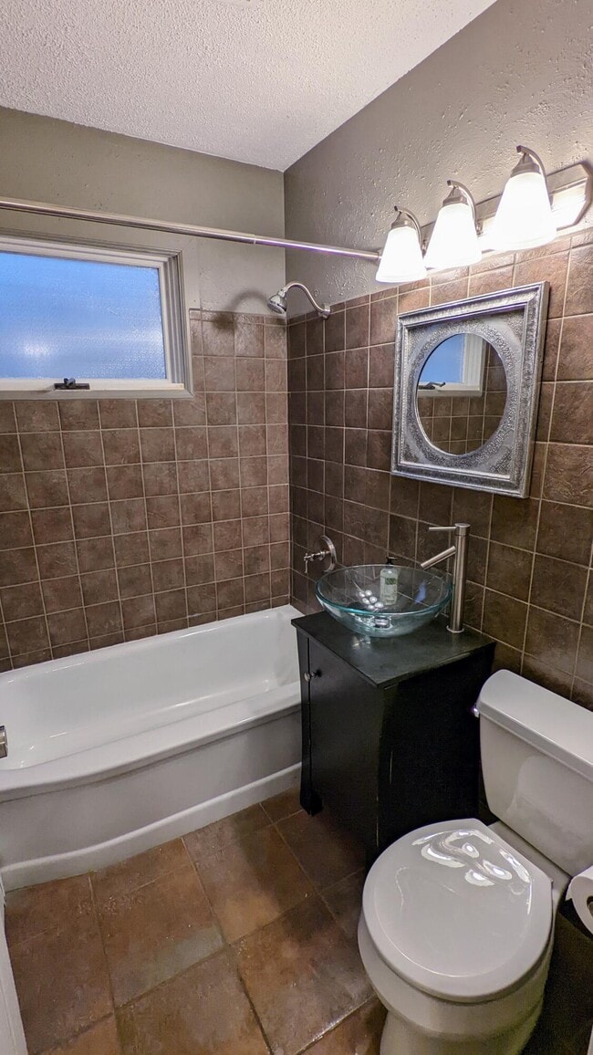 Building Photo - 5354 N Lydell Ave