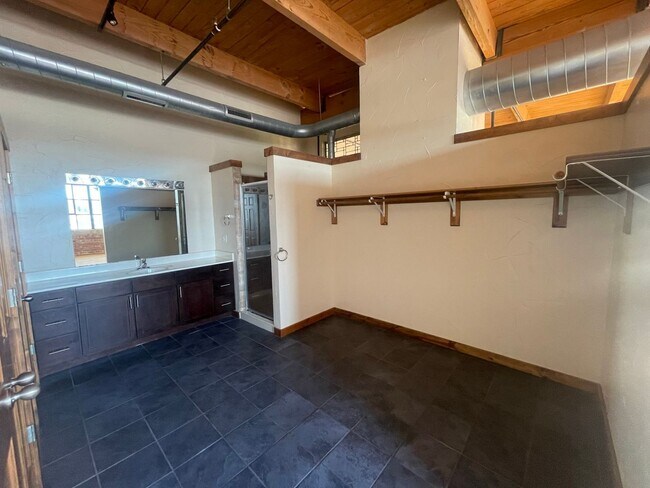 Building Photo - Large One Bedroom One bath Loft Apartment available Now!