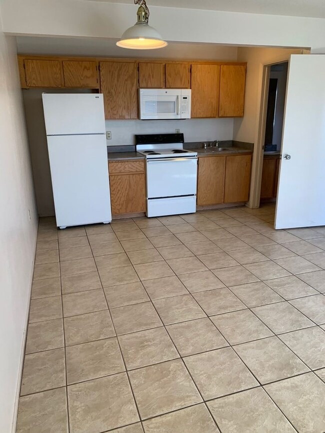 Building Photo - Lower Level Smokey Lane 1 bedroom, 1 bath ...