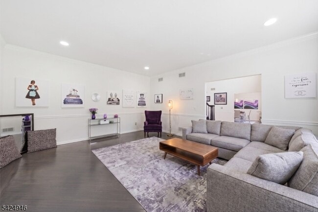 Building Photo - 11 Rosewood Ln