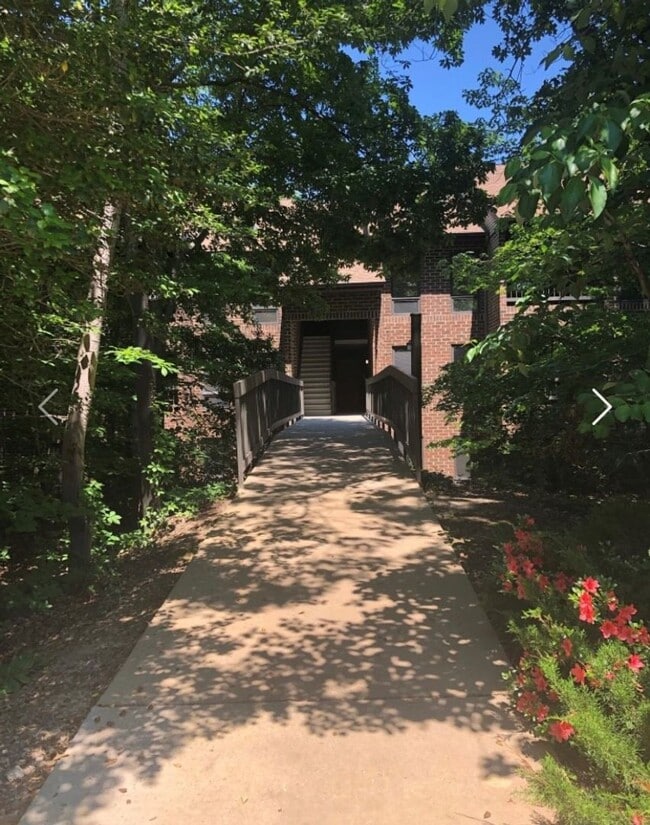 Building Photo - Great location, close to everything
