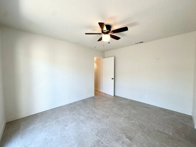 Building Photo - 561 Desert View Dr