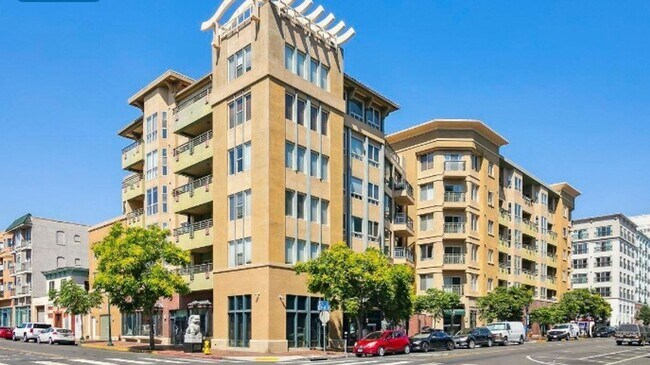 Primary Photo - Stunning 2-Bedroom Condo with Panoramic Do...